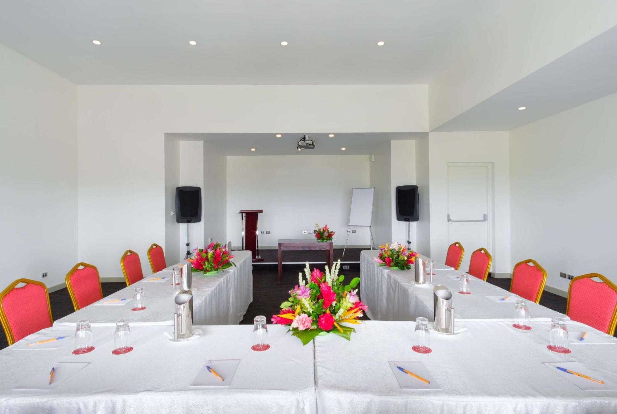 Ramada Suites By Wyndham Wailoaloa Beach Fiji Nadi Extérieur photo